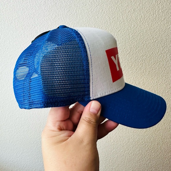 NWT Yeti American Logo Badge Trucker Hat - Picture 2 of 3